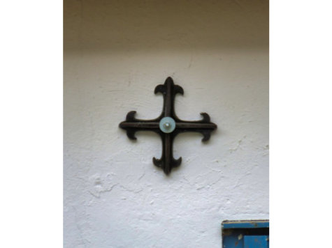 Ein Kreuz an der Wand